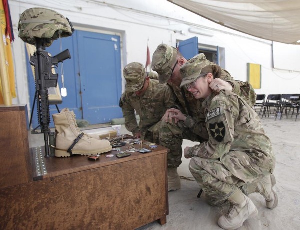 Giọt nước mắt đau đớn của Hạ sĩ nghiệp vụ Katie Luna trong lúc tưởng niệm đồng đội Brittany Gordon tại căn cứ Nathan Smith ở tỉnh Kandahar ngày 19/10/2012. Britanny hi sinh cùng 3 người khác trong một vụ đánh bom tự sát ở tỉnh Kandahar.